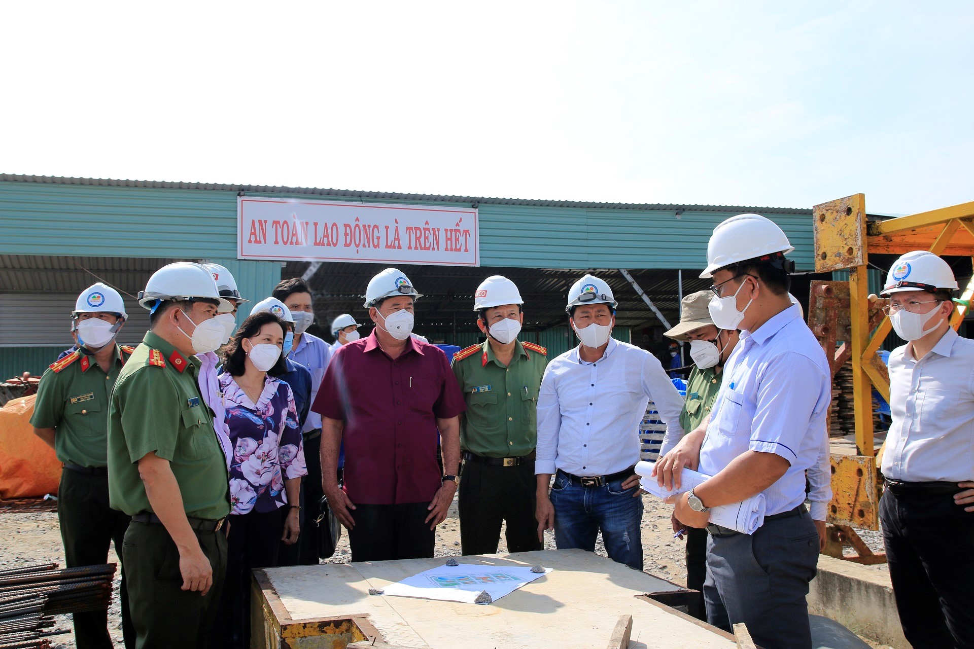 Chủ tịch UBND Nguyễn Thanh Bình kiểm tra tiến độ thi công trụ sở mới của Công an An Giang